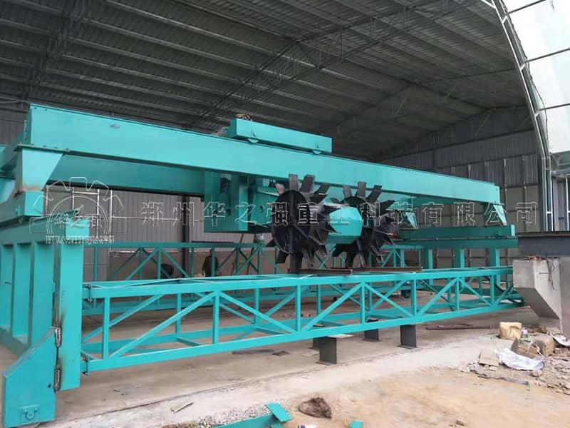 有機肥槽式翻堆機發(fā)酵設備常用于污泥無害化處理